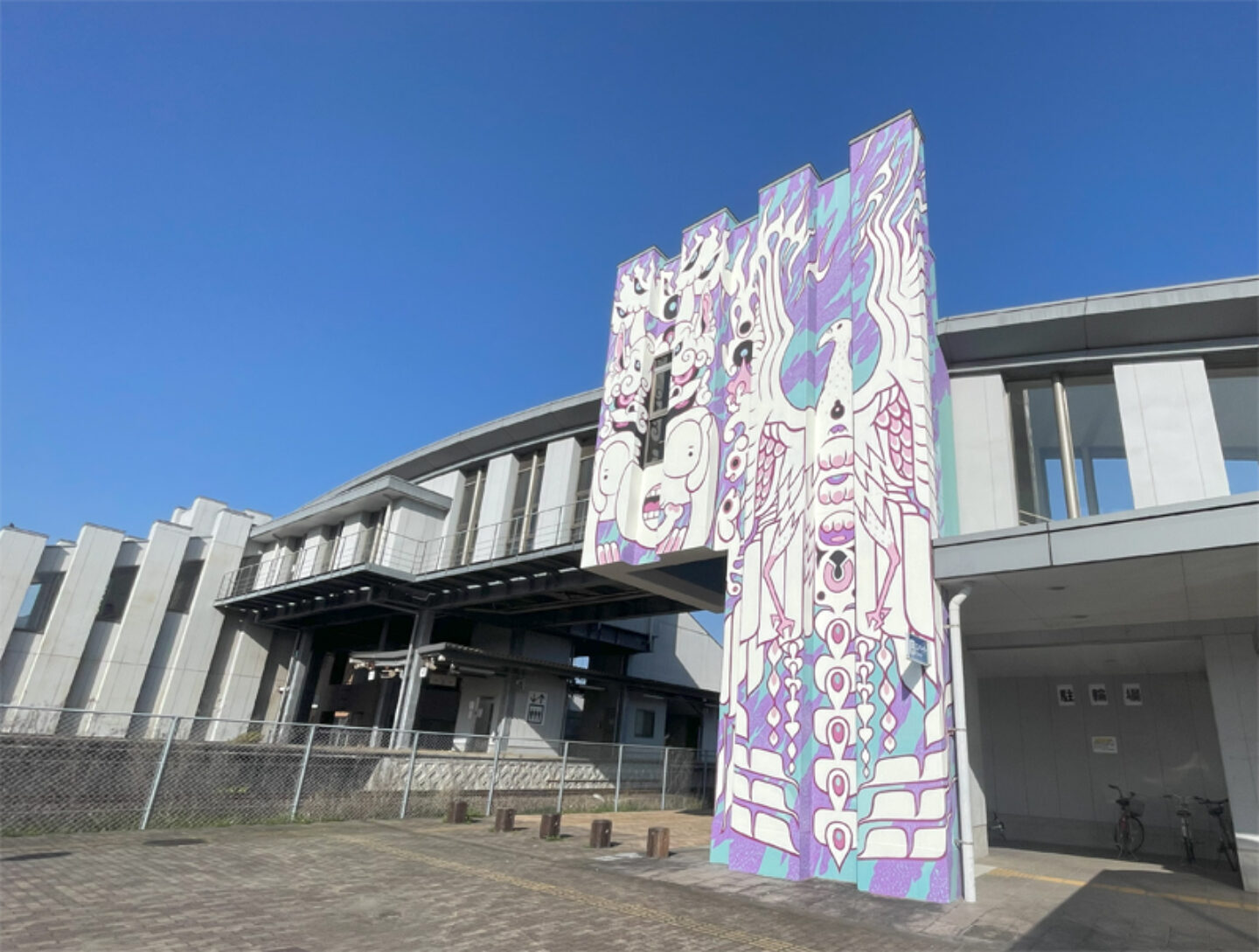 多久駅南口 エレベータ外壁 – MON（モン） – 多久市ウォールアート